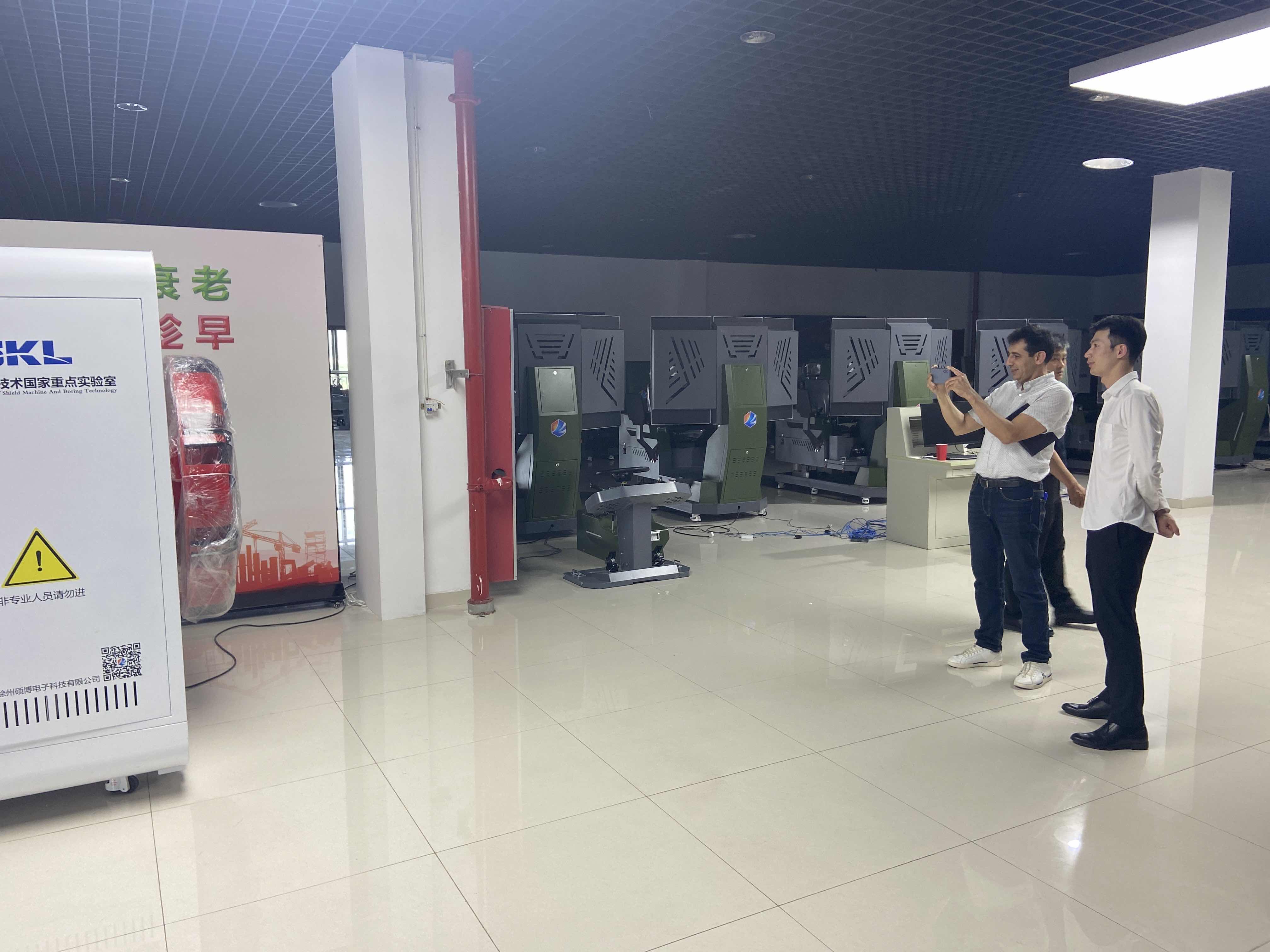 欢迎摩洛哥客户来访考察公司仿真产品