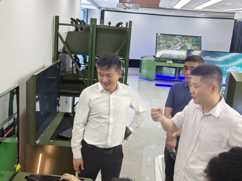 某学院领导莅临我司考察交流 共探工程机械模拟器智能化发展新方向